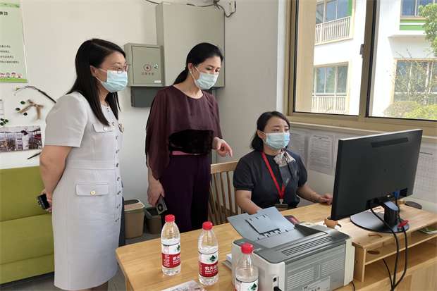 新北区教育局督导处宣静娴校长与督学胡静来园督学.jpg