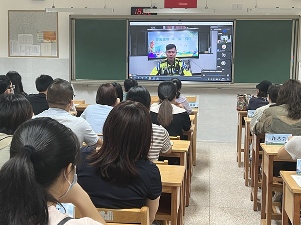 家长听交警讲画面_副本.jpg