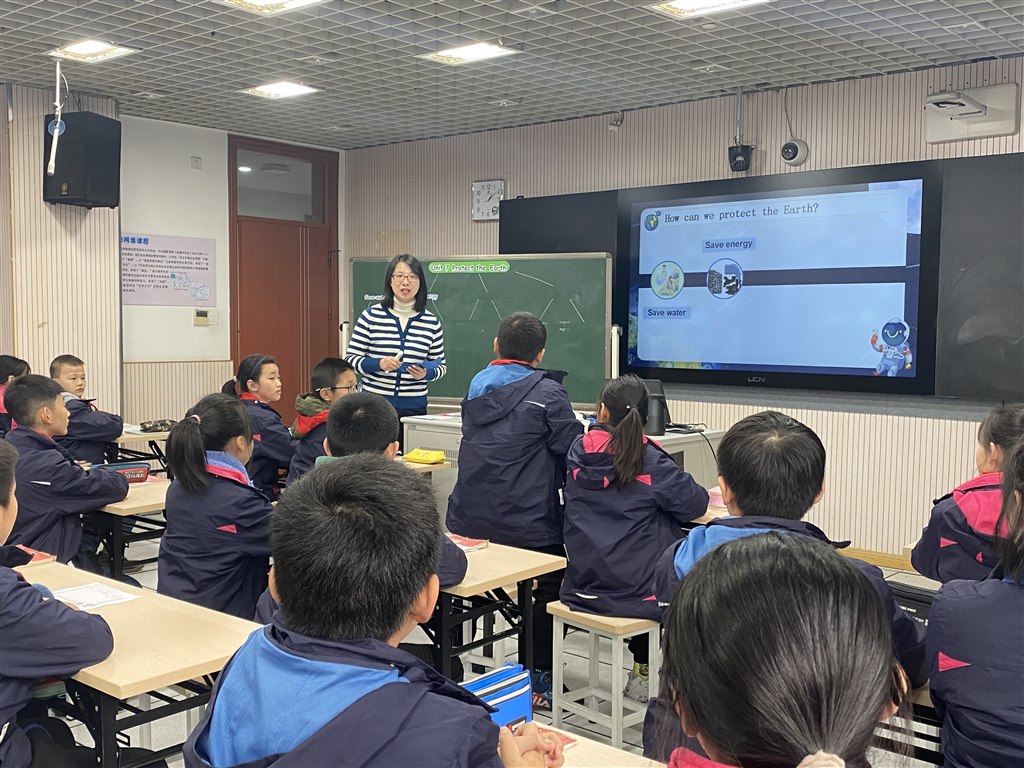 4英语课堂《protect the Earth》.JPG