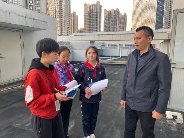 2021.4参观学校电力系统和太阳能发电设备.jpg