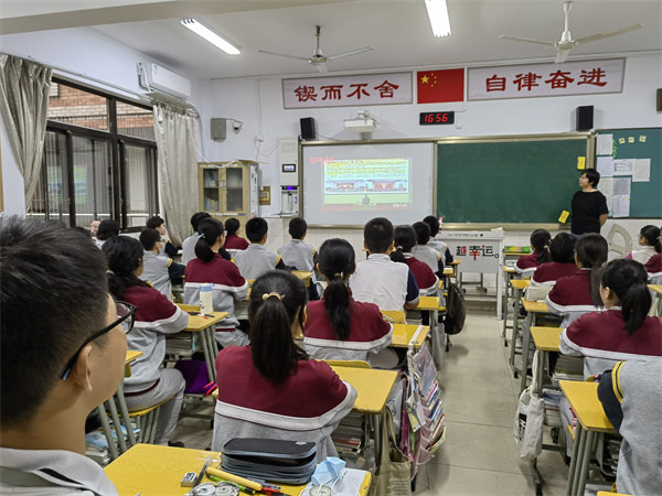 晓声讲坛第一讲：教室内师生.jpg