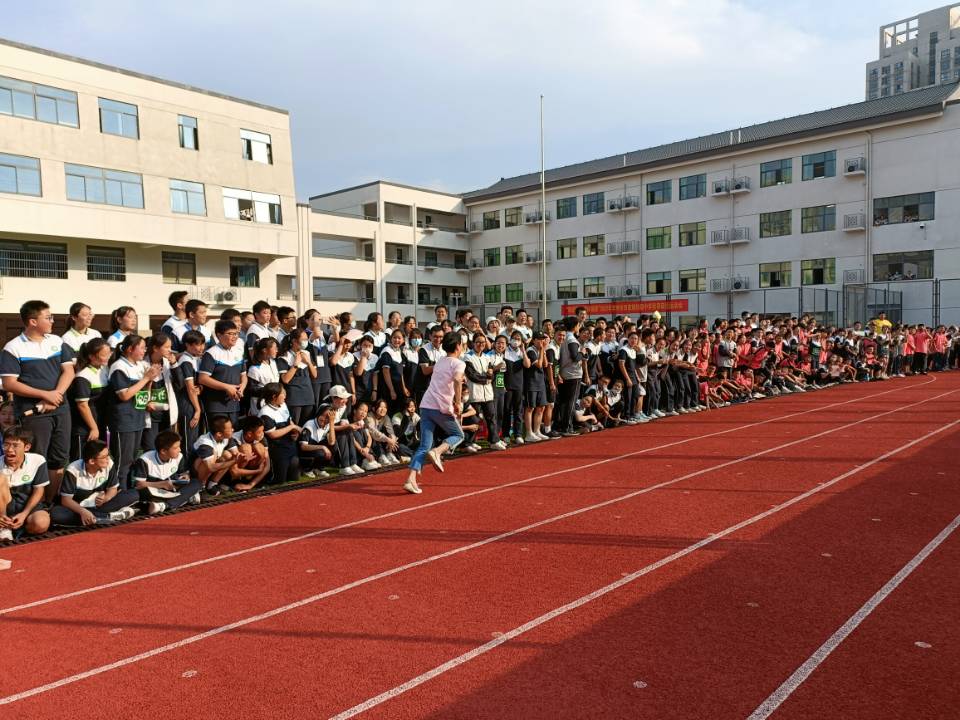 学生观看教师比赛3 (2).jpg