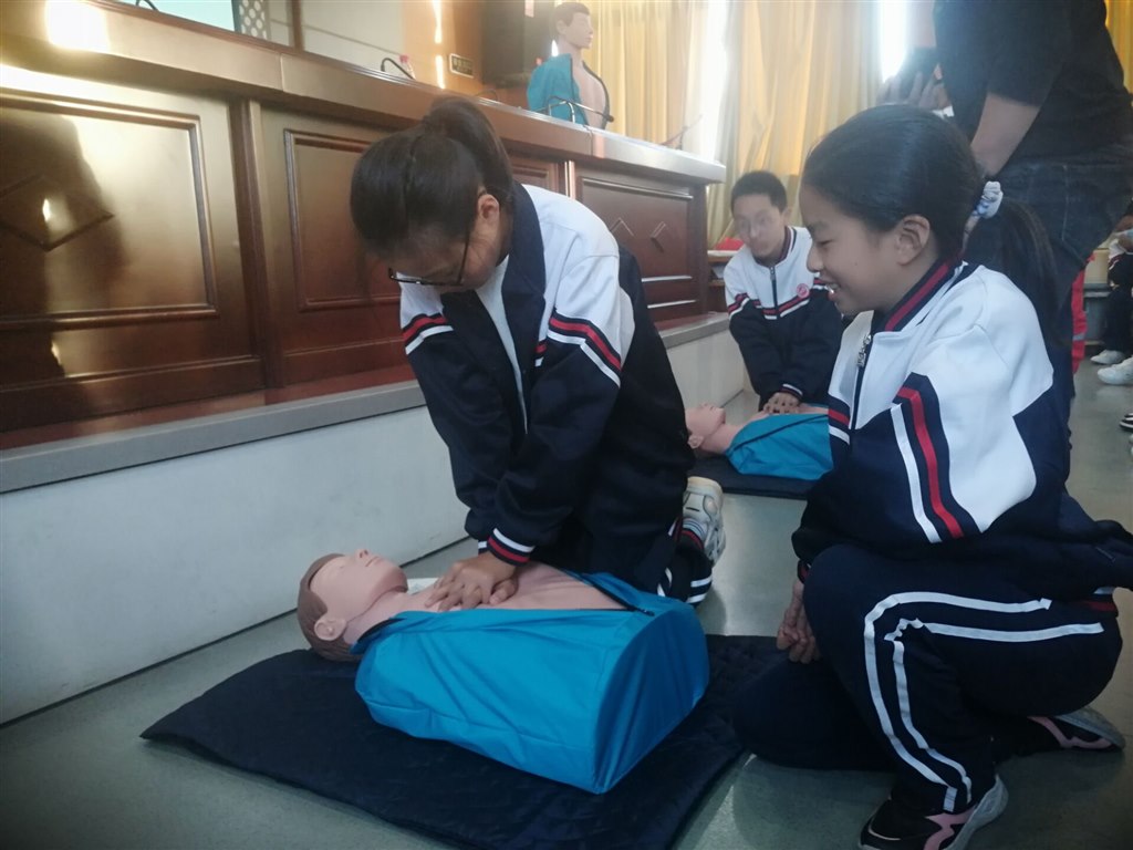 学生安全急救技能培训2.jpg