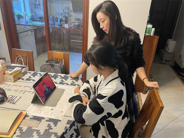 九4冯义轲和妈妈一起观看.jpg