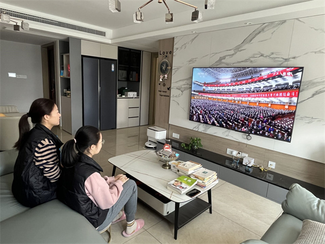 九6仇晨瑜和妈妈一起观看党的二十大开幕.jpg