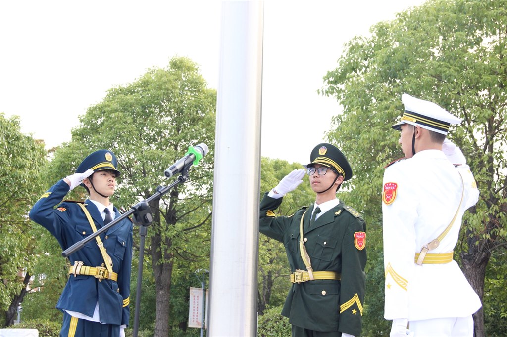 升国旗 唱国歌.JPG