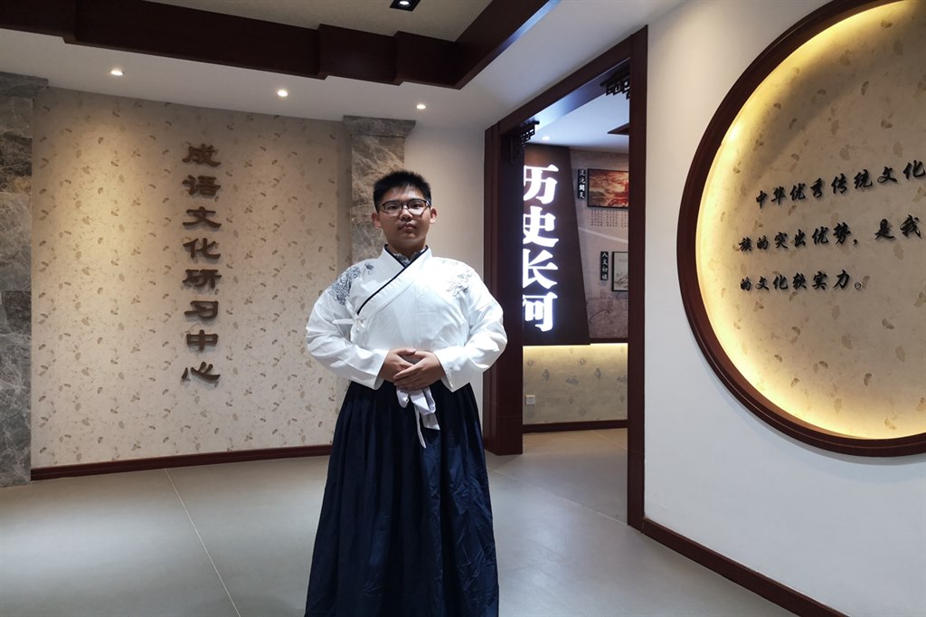 00综述员 高一13班曹舜.jpg 00综述员 高一13班曹舜.jpg