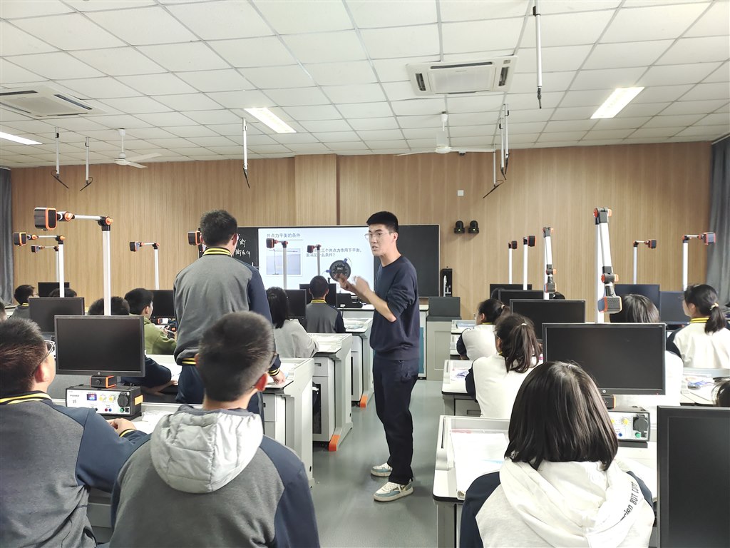 教师上课 (3).jpg