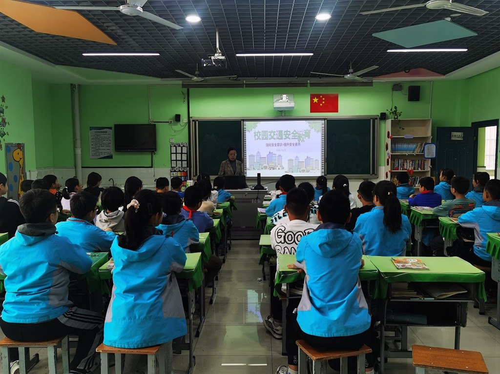 4.交通安全主题班会.jpg