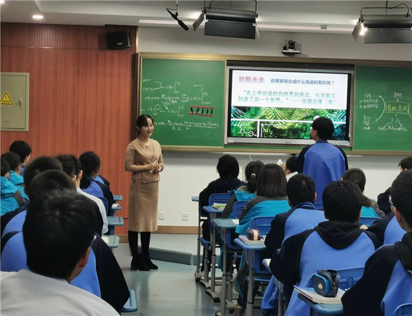 王蓉老师上课.jpg 王蓉老师上课.jpg