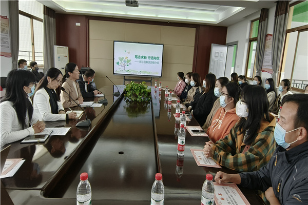 校长介绍学校建设情况.jpg