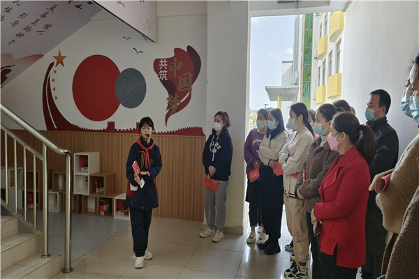 小导游介绍学校特色场域.jpg