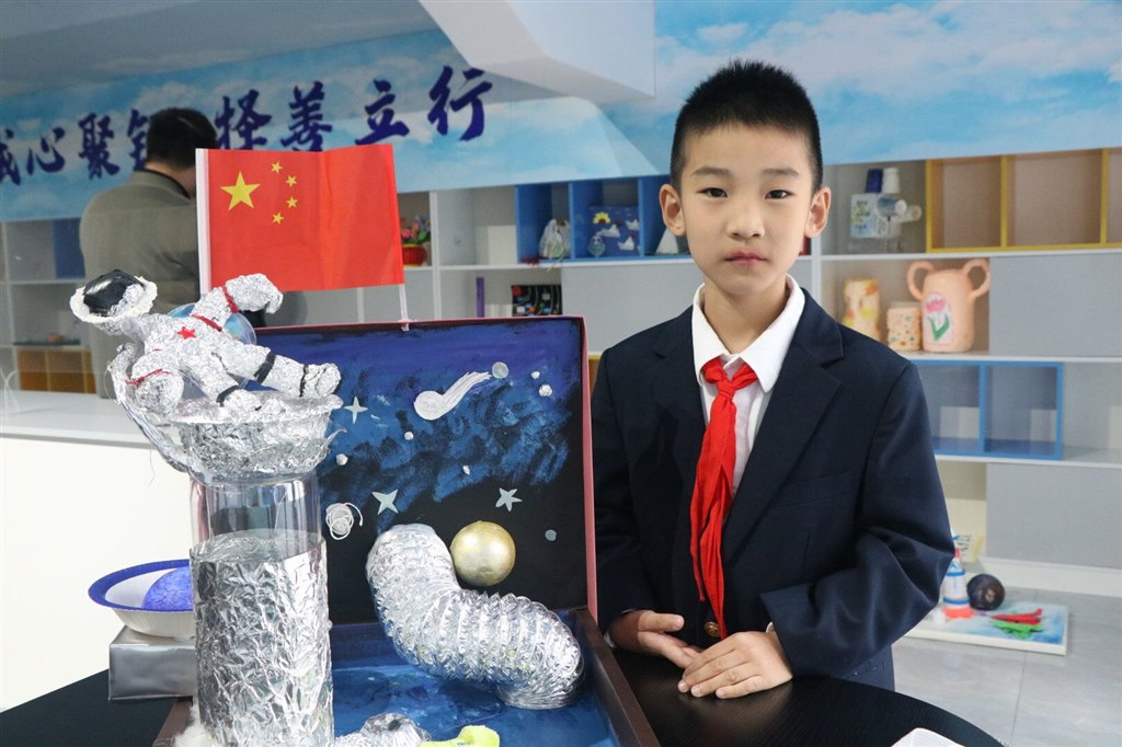 1《太空漫步》.jpg