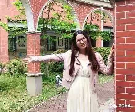 清英外国语学校 周杨  爱在左，责任在右，用微笑迎接每天的太阳！.jpg