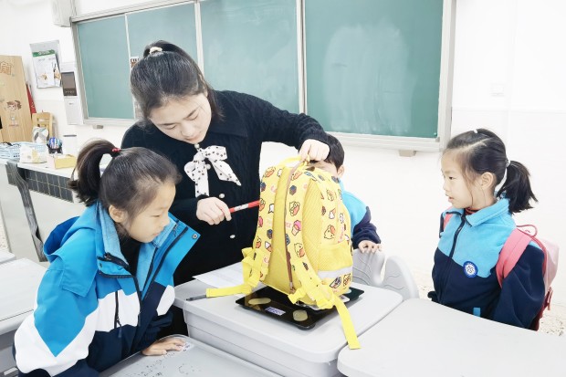 22.我的书包变轻了吗？_副本.jpg