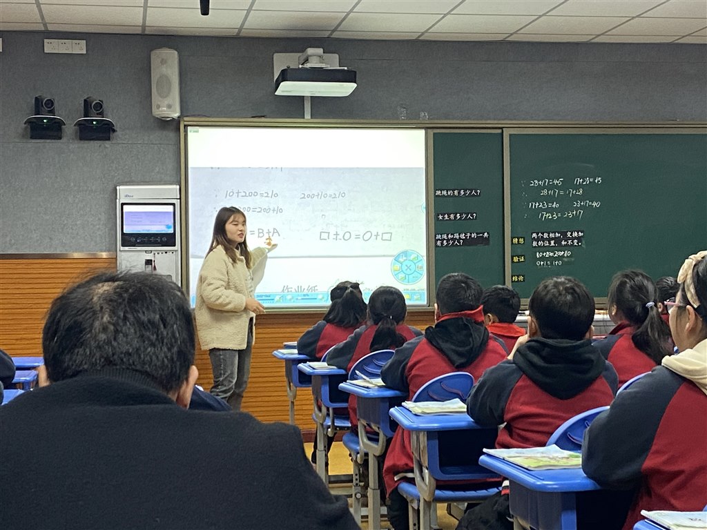 李琴执教《加法交换律和结合律》.JPG 李琴执教《加法交换律和结合律》.JPG