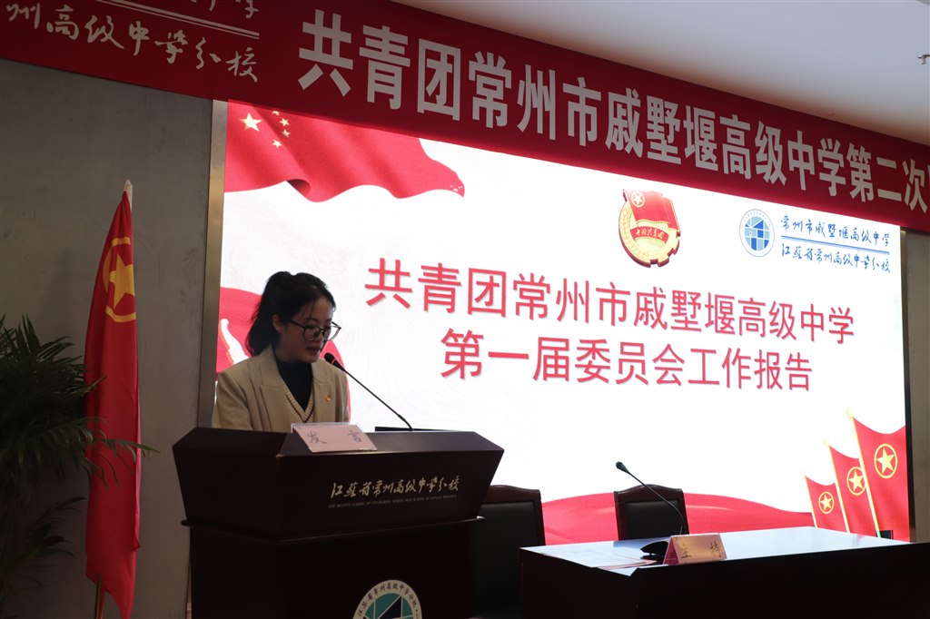 刘老师作报告照片.JPG