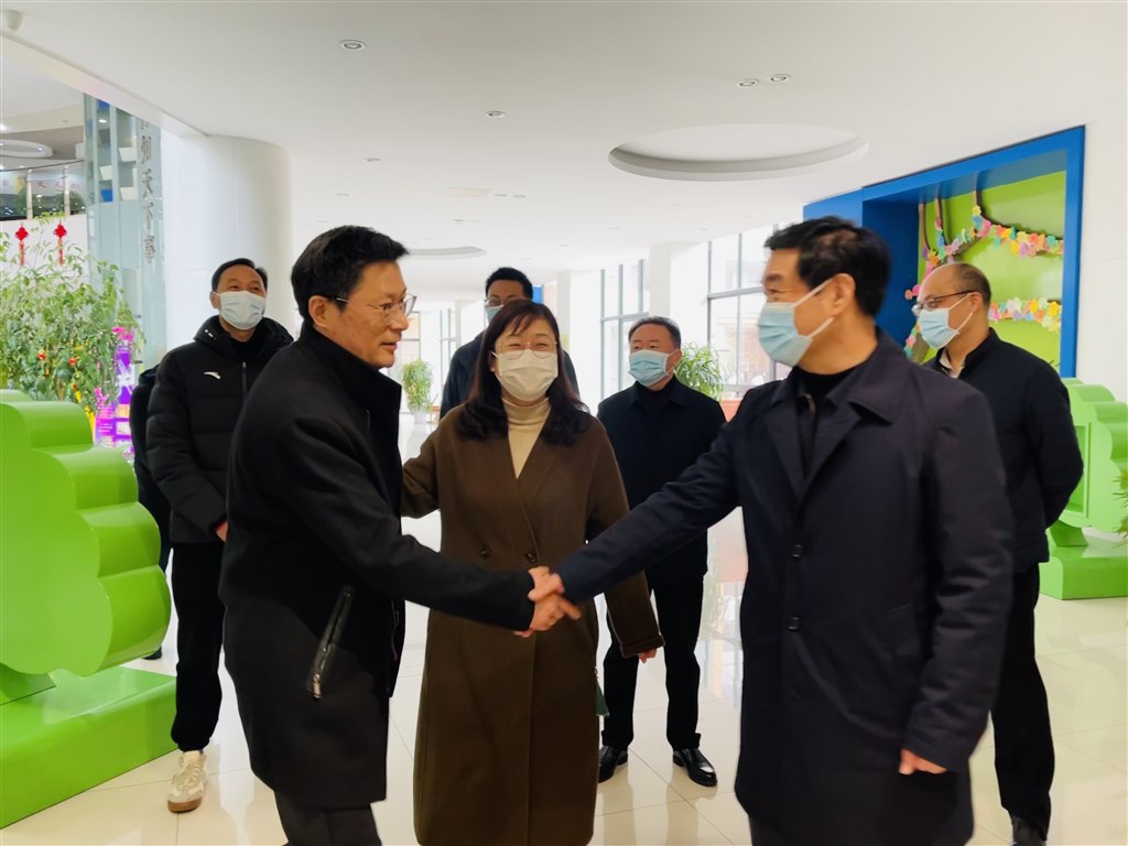 与教师亲切交流.JPG