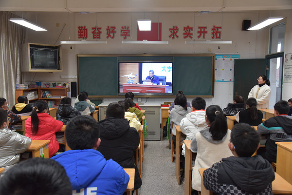 4、学生观看.JPG 4、学生观看.JPG