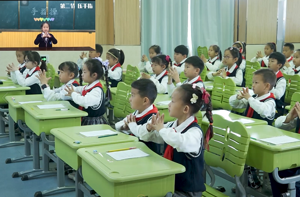学生上课2.png