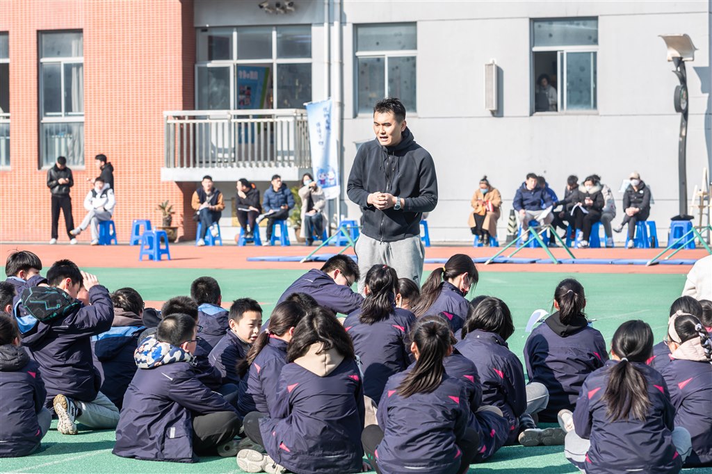 体育：严犇 执教《重走长征路》.jpg