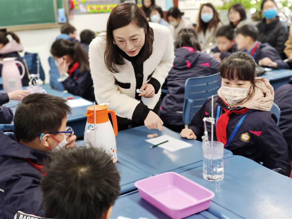 数学：朱丽萍 执教《水温度的变化》.jpg