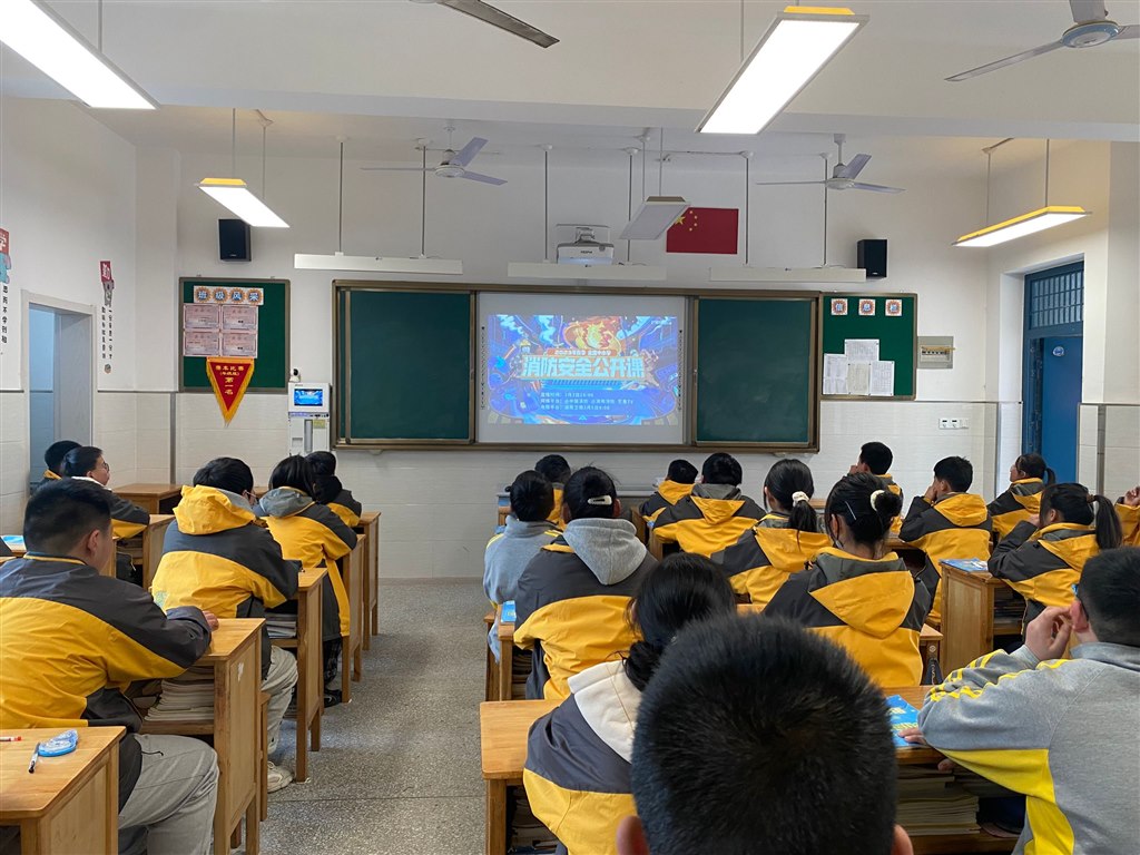 20230306孟河中学组织观看消防公开课.jpg