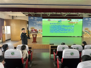 法润童心，法护长江