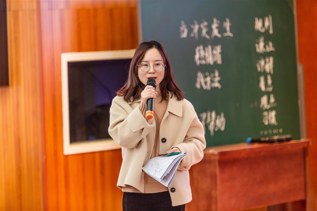 评课组图7 (2).jpg