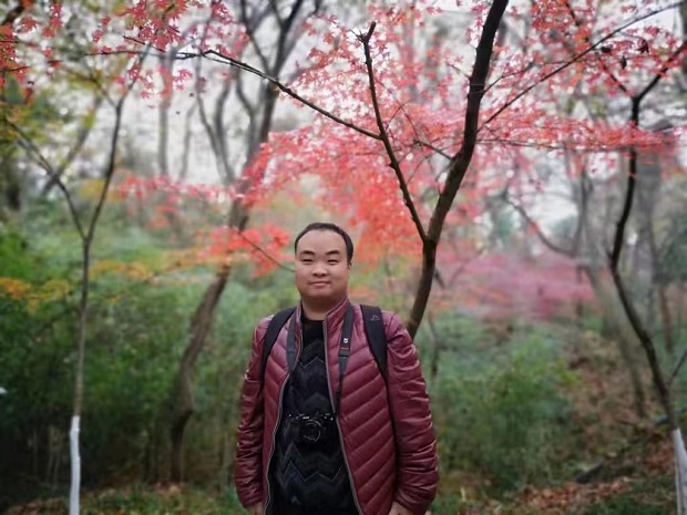 谢吟龙相片.jpg