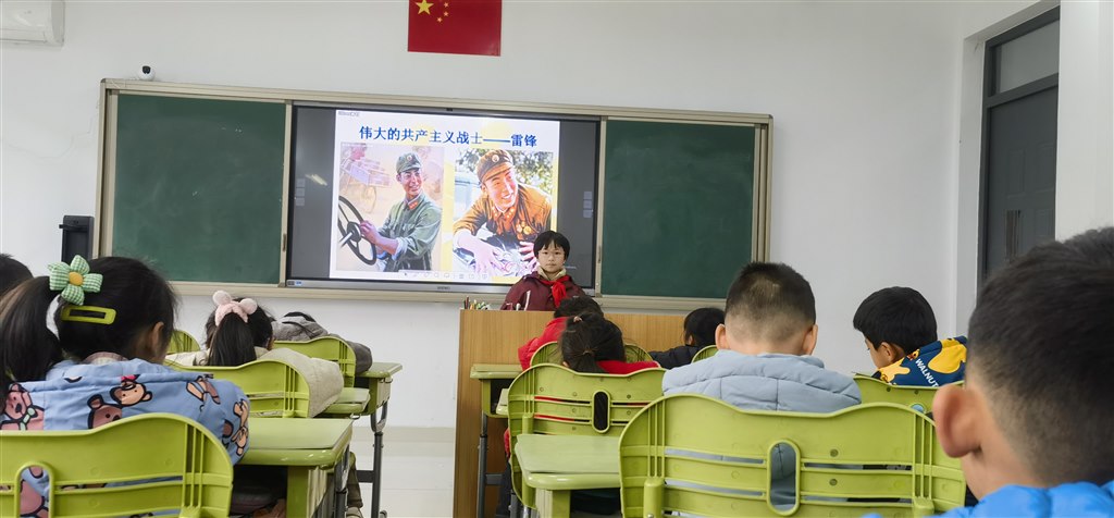 讲雷锋故事1.jpg