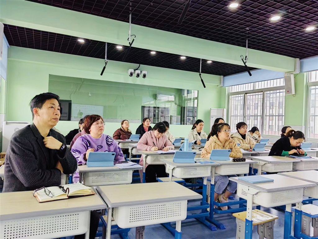全体教师1.JPG