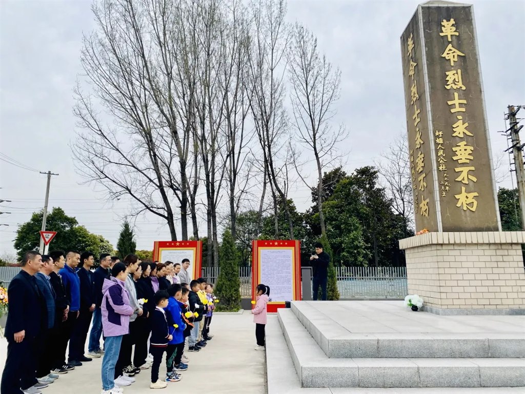 烈士陵园扫墓 (2)_看图王.jpg