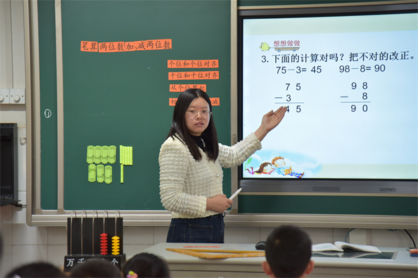 顾启立上课.jpg