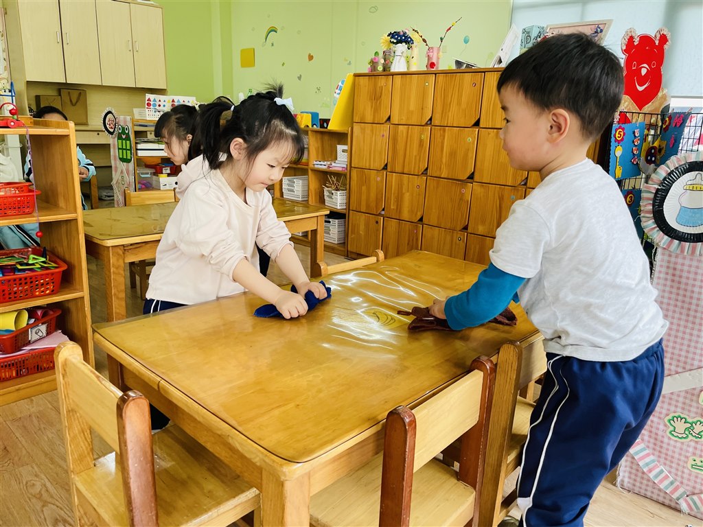 擦桌子1.JPG