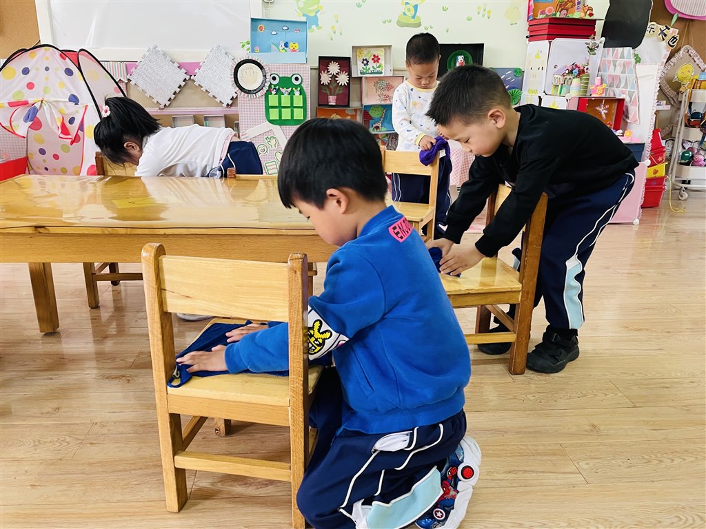 擦椅子3.JPG
