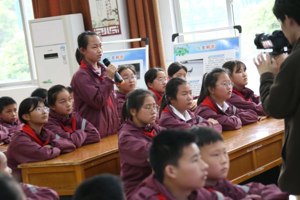 学生互动.jpg