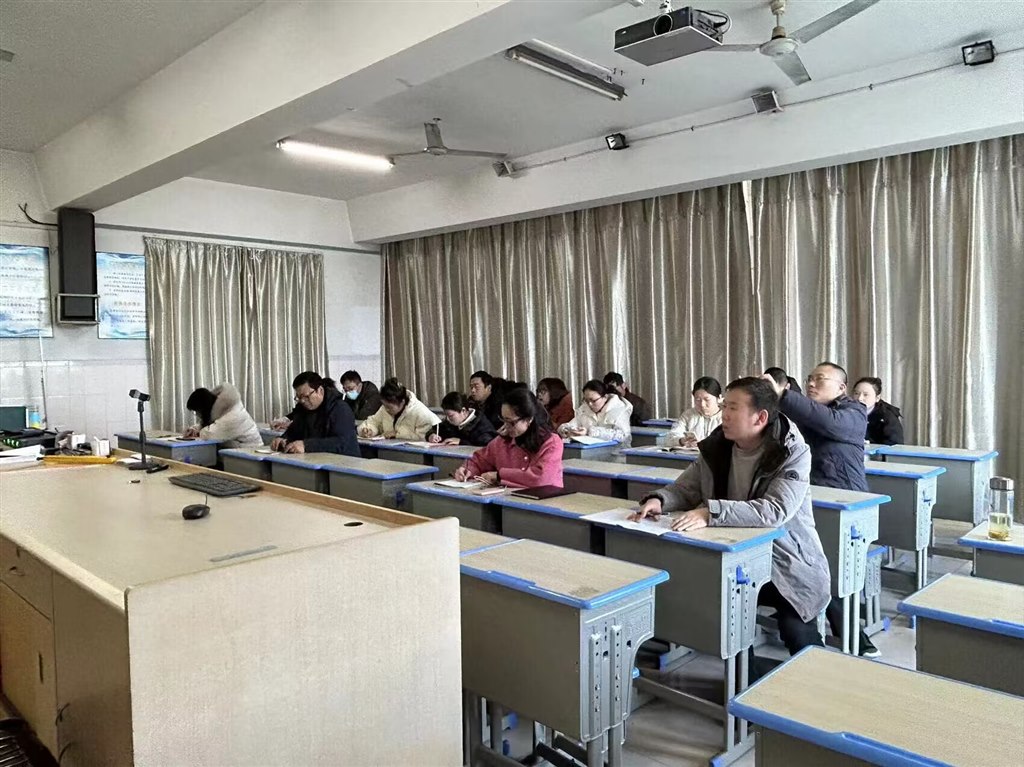 教师听讲座.jpg