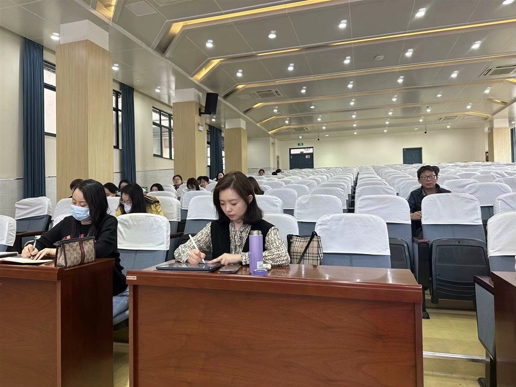 听课 邱.jpg