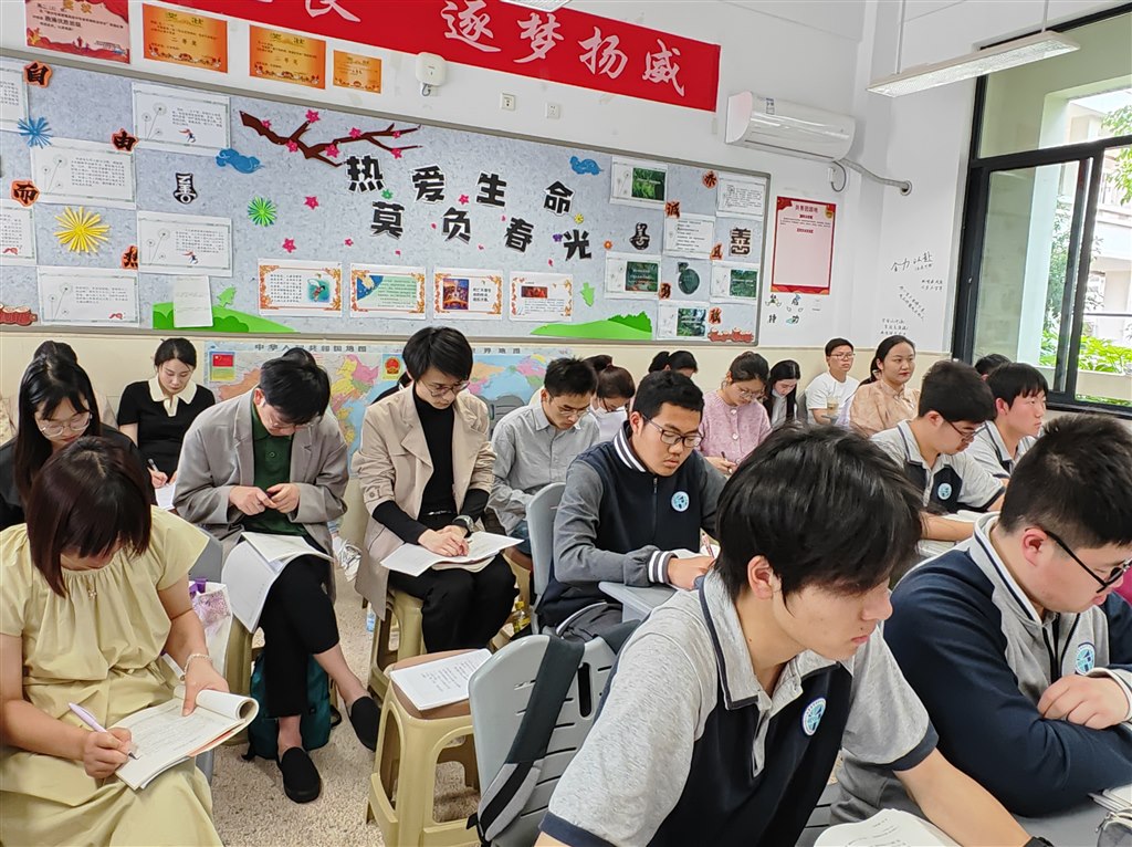 听课教师.jpg
