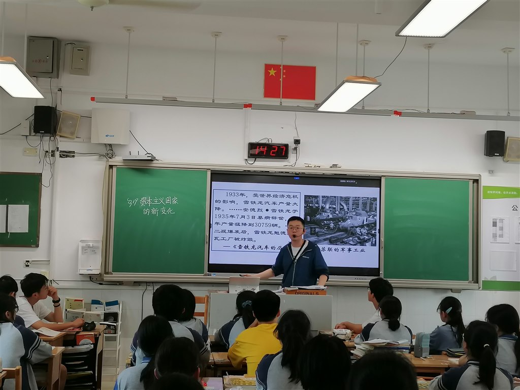 沈博阳上课.jpg