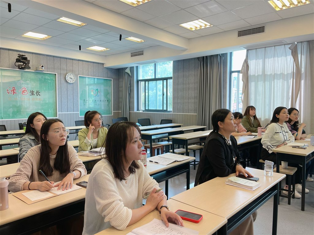 听讲座2.jpg