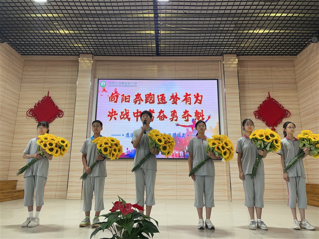 八年级送祝福2.JPG