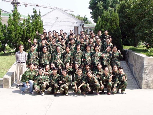 ［1］高一（1）班军训照（摄于2003年9月，班主任朱丽锋）.jpg