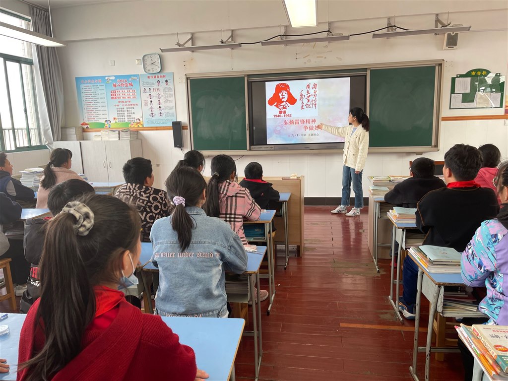 学雷锋  班会.jpg