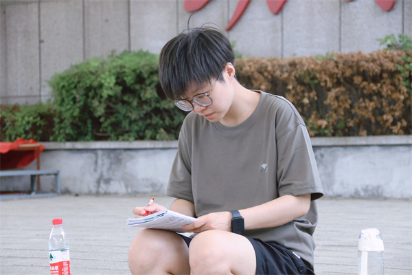 高一14班 许润之.jpg 高一14班 许润之.jpg