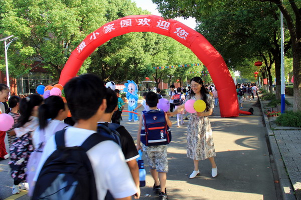 1、潘家小学鲁利玲副校长欢迎学生回到学校.JPG 1、潘家小学鲁利玲副校长欢迎学生回到学校.JPG