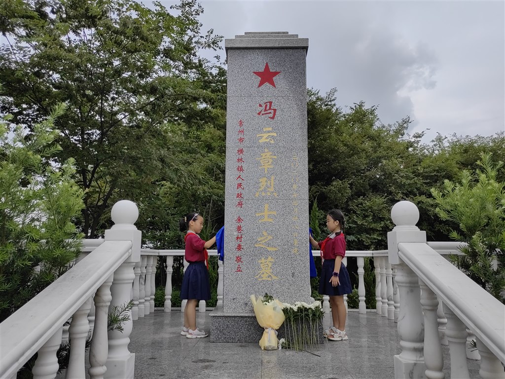 擦烈士墓.jpg