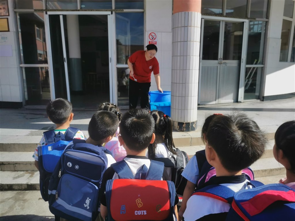 学习用餐礼仪.jpg