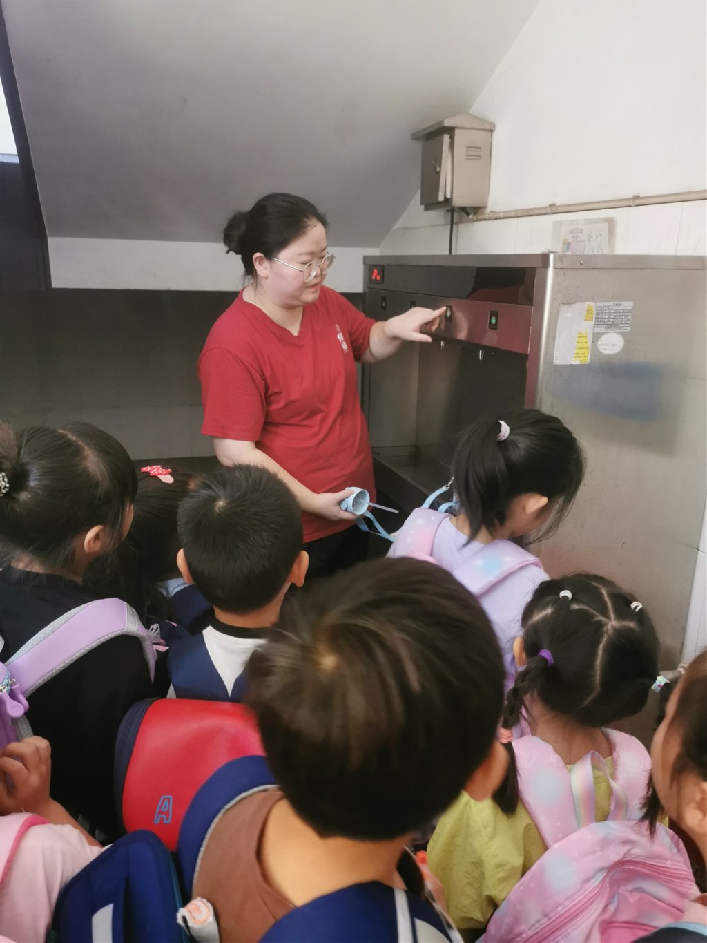学习如何倒水.jpg